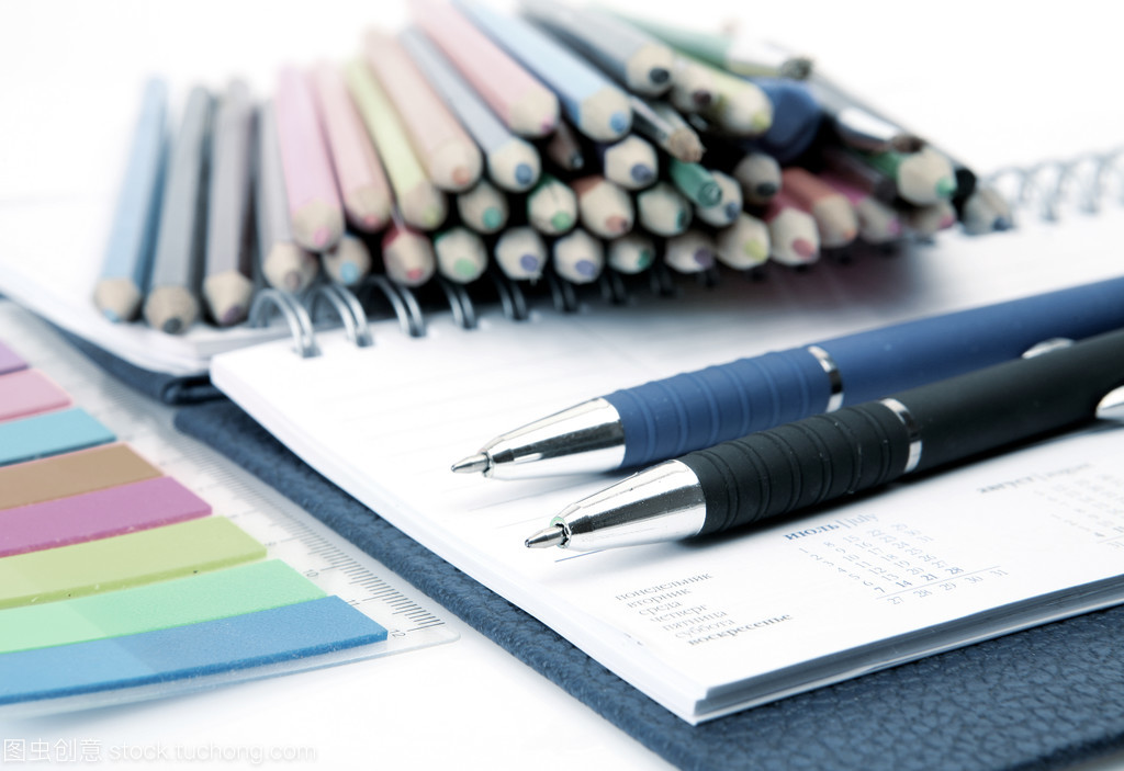白纸上的秩序 办公用品在白色背景下的艺术与效率